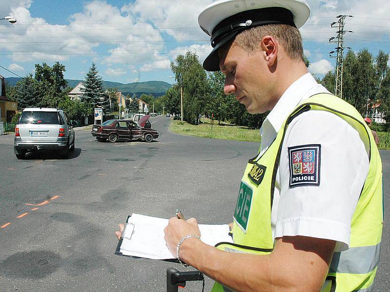 Nehoda osobního auta a autobusu - Kamenný pahorek