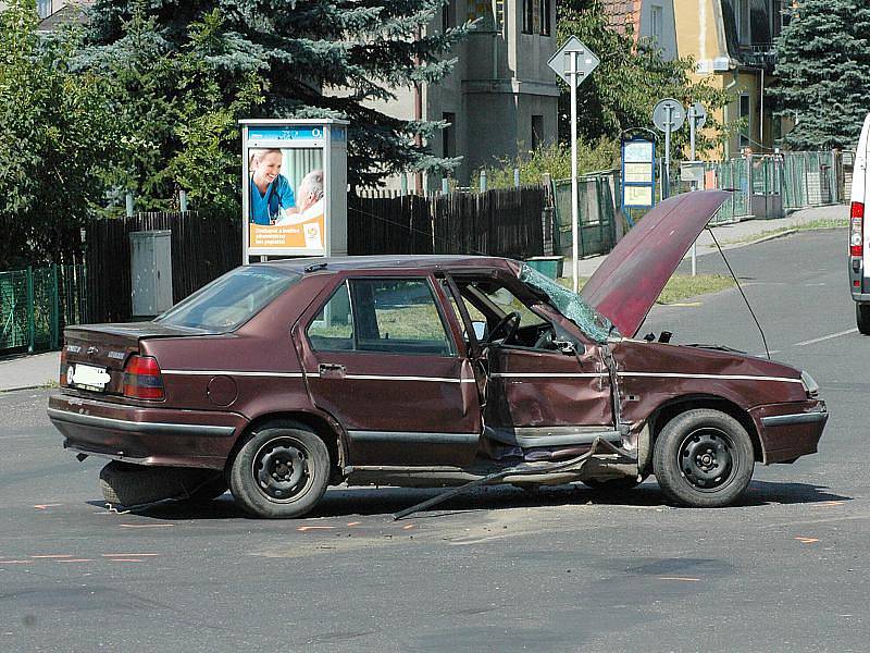 Nehoda osobního auta a autobusu - Kamenný pahorek