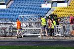 Teplice Stavba pódia pro skupinu Kabát na teplickém stadiou