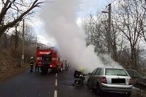 Zásah hasičů u požáru auta.