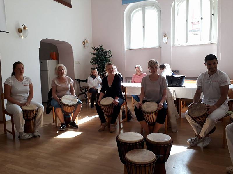 Africké bubny djembe pomohly lidem s roztroušenou sklerózou.