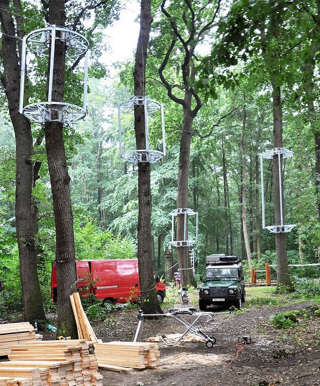 U oseckého koupaliště v korunách stromů roste lanové centrum