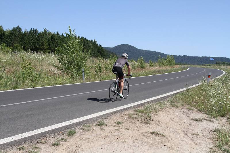 Nová silnice z Bíliny do Kostomlat vede zrekultivovanou krajinou plnou zeleně.