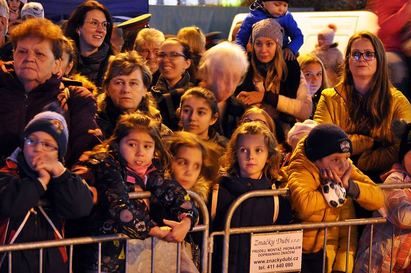 Tradiční slet andělů a vzpomínka 30. výročí sametové revoluce na náměstí Svobody.