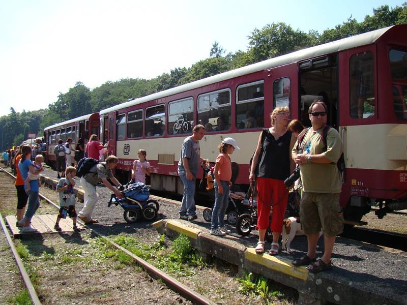 Vlaky do hor na trati Most - Moldava využívá spousta turistů i sportovců.