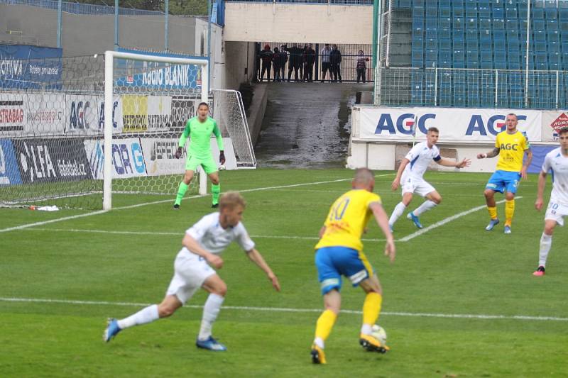 Teplice - Liberec. Fanoušci vzadu za bariérami