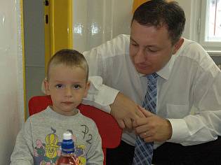Náměstek hejtmana Petr Fiala navštívil na první školní den děti na dětském odddělení teplické nemocnice.