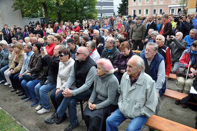 Návštěva prezidenta ČR Miloše Zemana v Dubí, setkání s občany před Domem porcelánu s modrou krví.