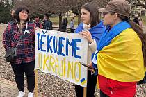 Happening za mír na Ukrajině u mušle v šanovském parku v Teplicích.