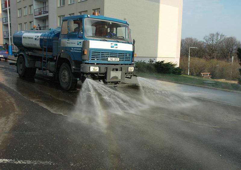 Auto čistí ulici