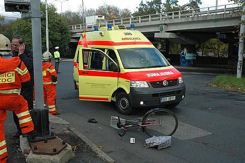 Na železničním přejezdu v Bílinské ulici v Teplicích se 21. 10. 2010 střetl motorový vlak s cyklistou, kterého sanitka převezla do nemocnice na ARO.