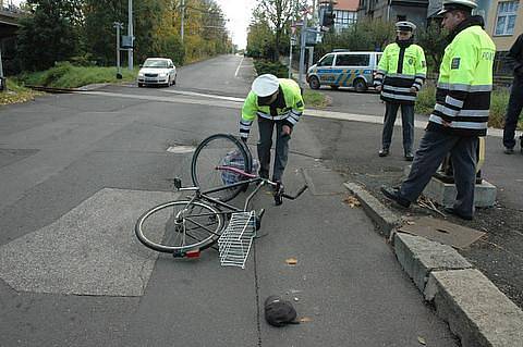 Na železničním přejezdu v Bílinské ulici v Teplicích se 21. 10. 2010 střetl motorový vlak s cyklistou, kterého sanitka převezla do nemocnice na ARO.