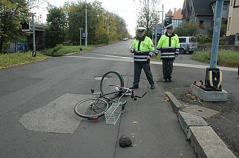 Na železničním přejezdu v Bílinské ulici v Teplicích se 21. 10. 2010 střetl motorový vlak s cyklistou, kterého sanitka převezla do nemocnice na ARO.