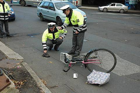 Na železničním přejezdu v Bílinské ulici v Teplicích se 21. 10. 2010 střetl motorový vlak s cyklistou, kterého sanitka převezla do nemocnice na ARO.