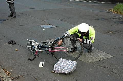 Na železničním přejezdu v Bílinské ulici v Teplicích se 21. 10. 2010 střetl motorový vlak s cyklistou, kterého sanitka převezla do nemocnice na ARO.