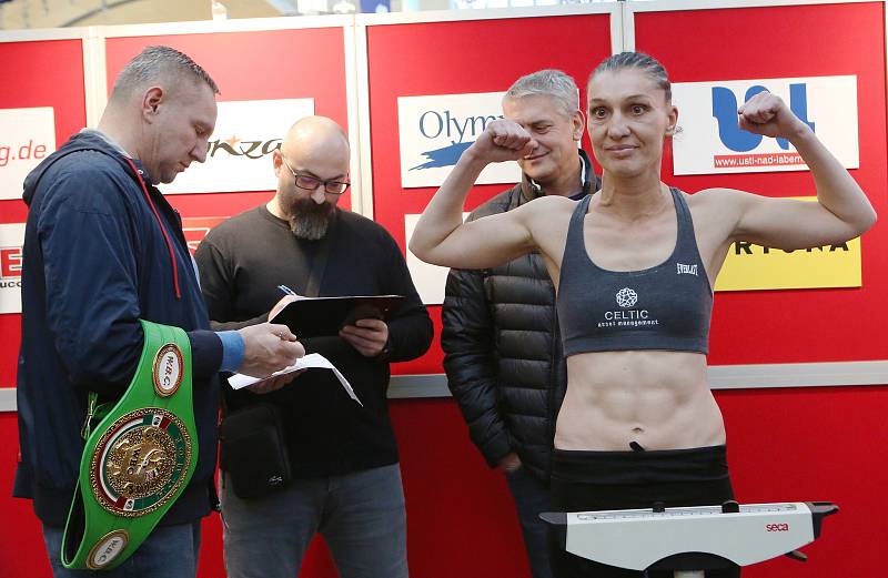 Vážení účastníků Boxing live proběhlo v OC Olympia Teplice.