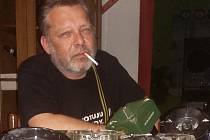 „Típnul jsem poslední cigaretu, sebral popelníky a uklidil je do poličky,“ říká v důsledku zákazu kouření v hospodách provozovatel teplické pivnice U Benyho Pavel Benek. 