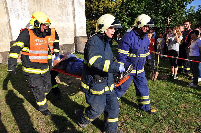 V kostele svatého Petra a Pavla v Jeníkově včera zasahovali hasiči. Z věže museli snést zraněného člověka. Nešlo o skutečný zásah, ale o cvičení. „Účastnili se ho dobrovolní hasiči a jednotka profesionálů ze stanice Duchcov,“ řekl mluvčí krajských hasičů 