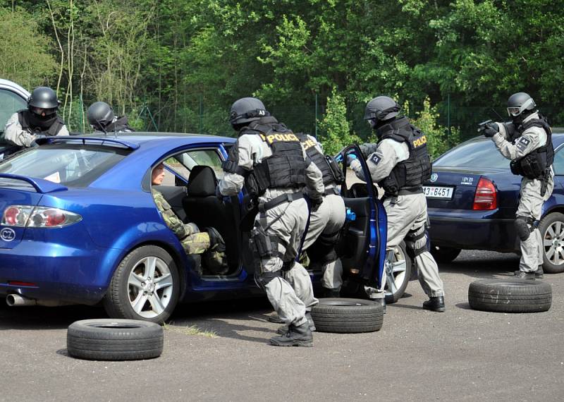 Ministr Chovanec pochválil ukázku zásahovky