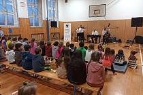 Základní školu Maxe Švabinského v Teplicích navštívila v minulých dnech Cimbálová muzika Réva.