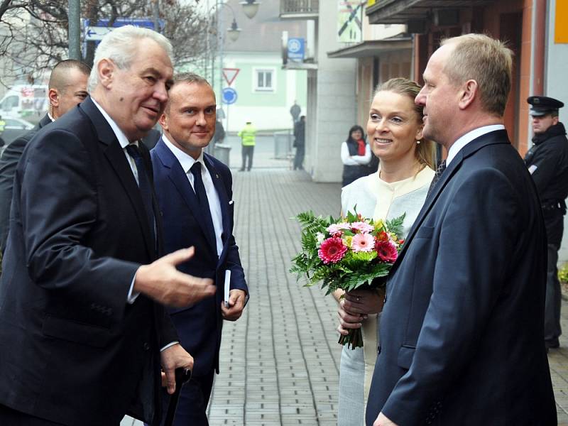 Z prezidentské návštěvy v Bílině na gymnáziu.