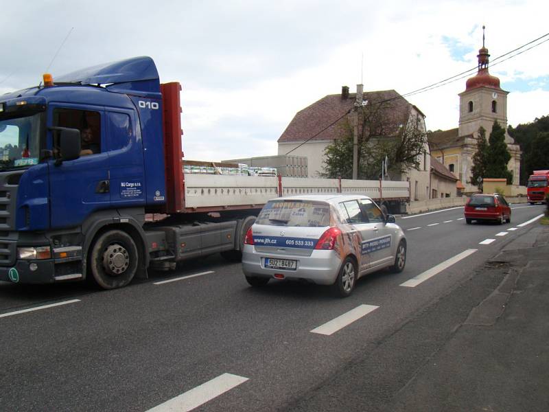 Provoz v Bořislavi v době, kdy ještě nebyla dokončená dálnice D8.