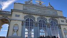 Gloriette v zámeckém parku Schönbrunn.