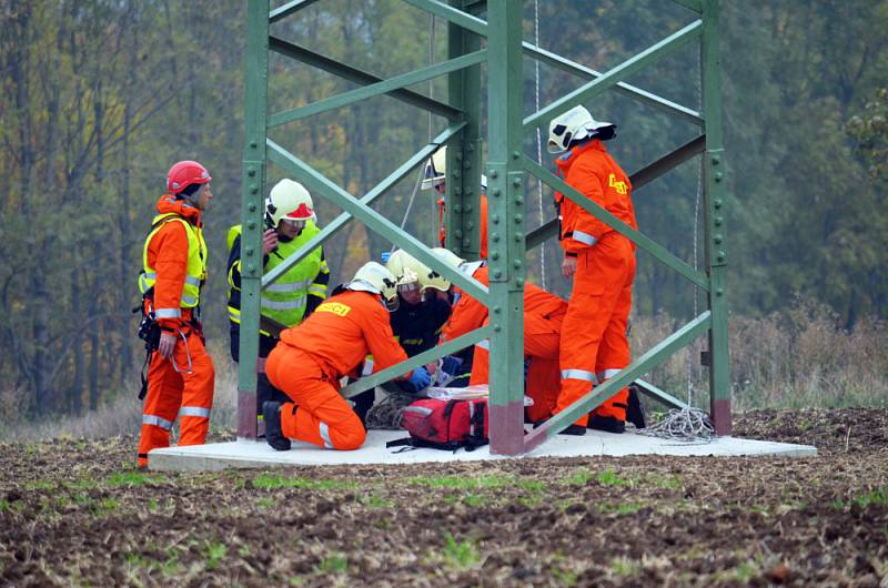 Hasiči, policie, horská služba a další záchranáři. Ti všichni se v pondělí sjeli na cvičení do polí u Mošnova na Teplicku.