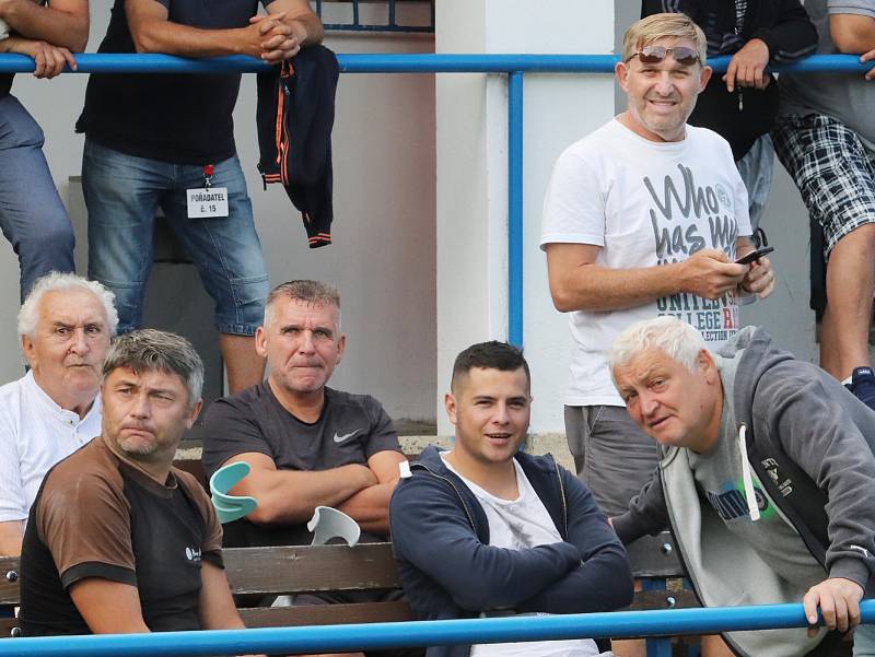 MOL Cup 2019 1. kolo - Fotbalisté Srbic (černobílí) podlehli v pohárovém utkání Královu Dvoru (červení) 1:2. Hrálo se na stadionu v Chlumci.