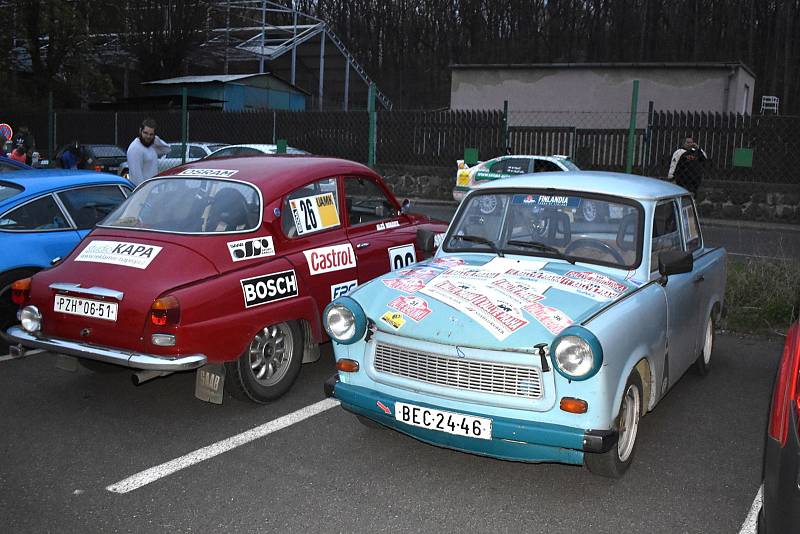 Závodní veteránská auta v Teplicích, v rámci Rallye Praha Revival, Memoriál Dalibora Janka 2022.