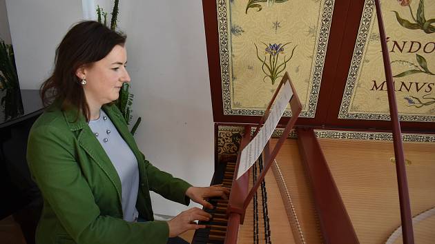 Konzervatoř Teplice - učitelka hry na cembalo Štěpánka Skalická.
