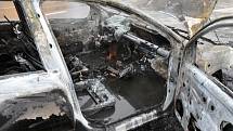 V Dubí u čerpací stanice OMV hořelo v úterý okolo poledne auto.