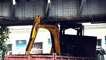 V Teplicích pod železničním mostem ve Spojenecké ulici (z ulice Na Hrázi propojka na Nákladní) uvízlo v pondělí ráno nákladní auto s naloženým bagrem.
