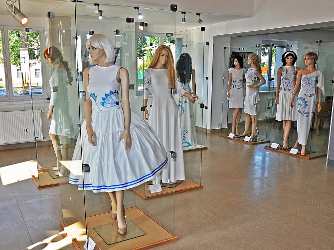 Výstava šatů Evy Stolařové.