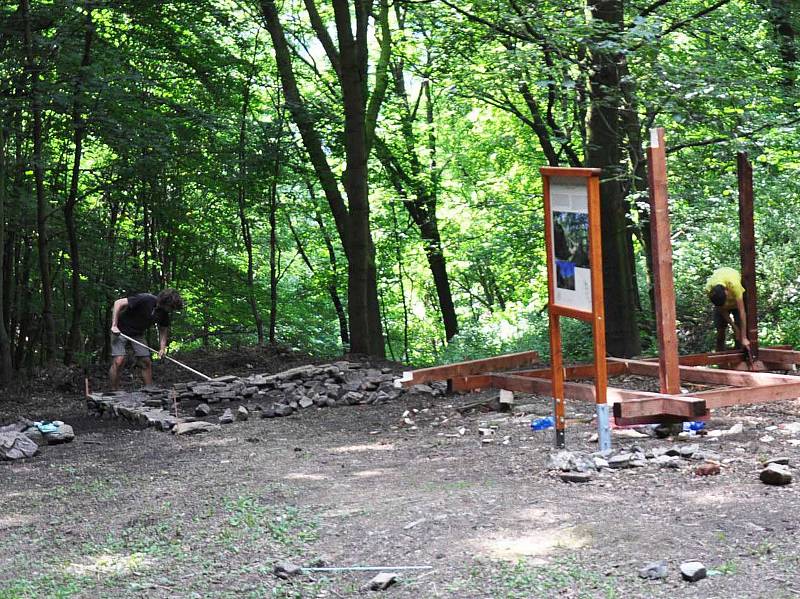 Dobrovolníci ze sedmi zemí opravují hrad Rýzmburk.