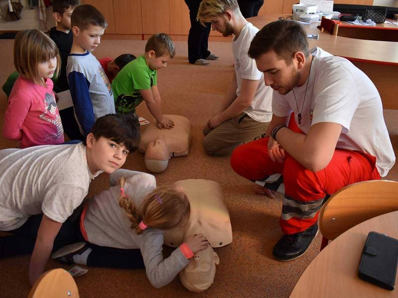 Členové místní skupiny Českého Červeného kříže Novosedlice, Dubí, Proboštov učili v družině ZŠ Edidonova v Teplicích první pomoc.