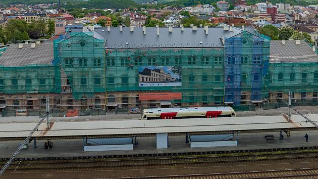 Budova nádraží zachycená v průběhu oprav 12. května 2023 dronem.