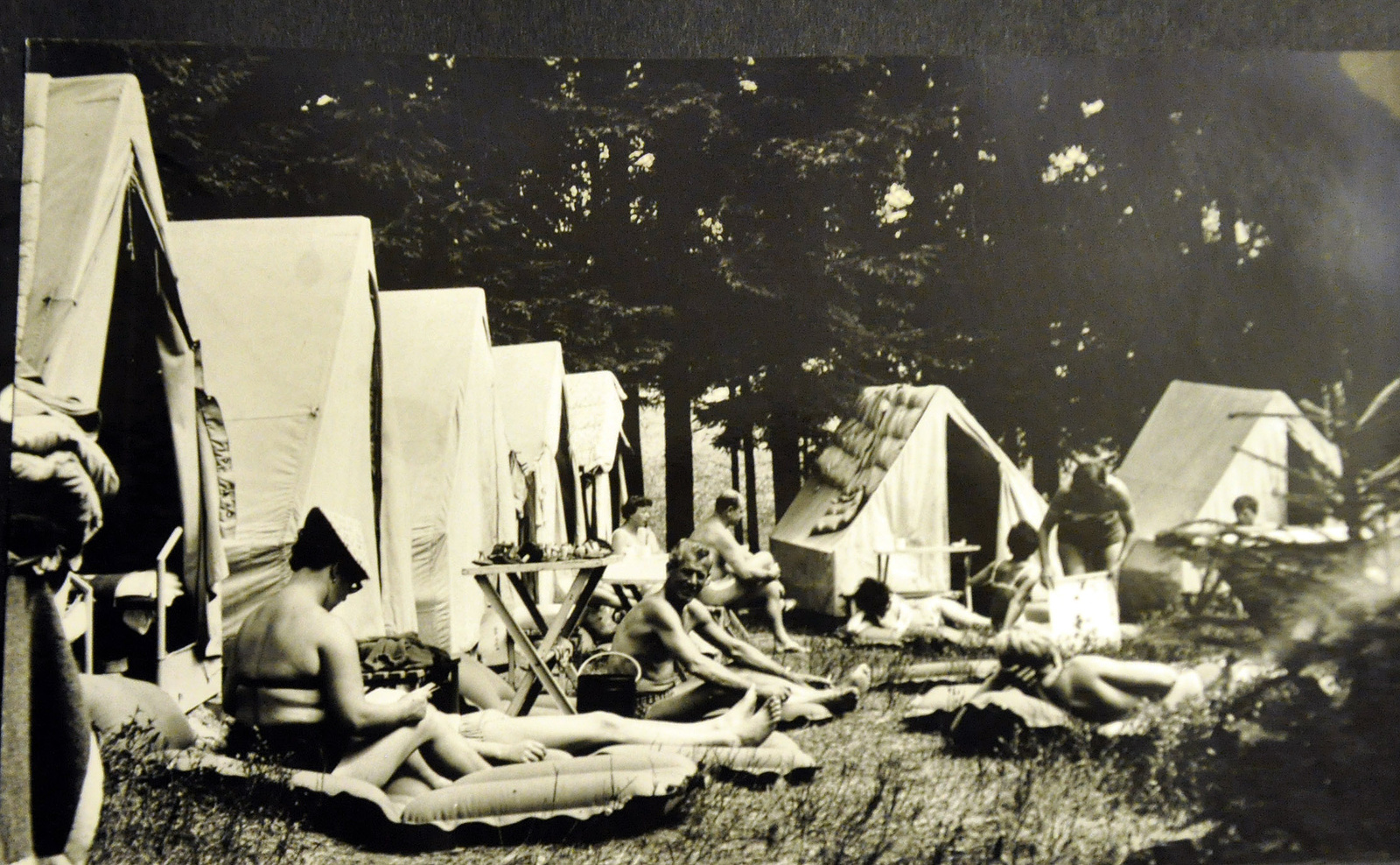 Podívejte se na retro snímky z tábora: celtové stany, ohniště a pohoda -  Jablonecký deník