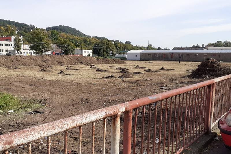 Zde bude nová obchodní zóna v Teplicích, na Pražské ulici v Proseticích. Foto pořízeno v říjnu 2021.