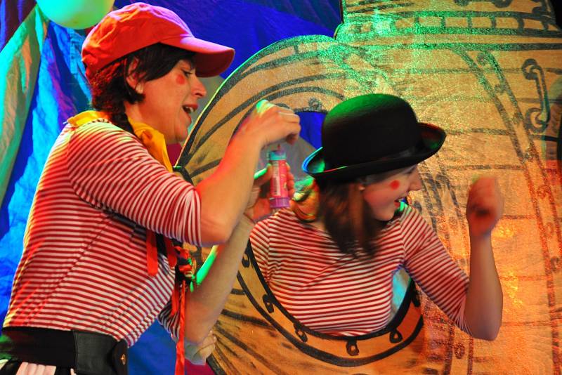 Maškarní karneval s Divadlem V Pytli v teplickém domě kultury
