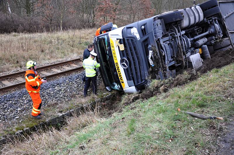 Nákladní auto se převrátilo mezi Hájem a Jeníkovem