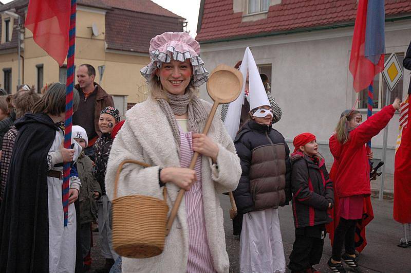 KONEC MASOPUSTU OSLAVILI PRŮVODEM, HRAMI A JITRNIČKAMI