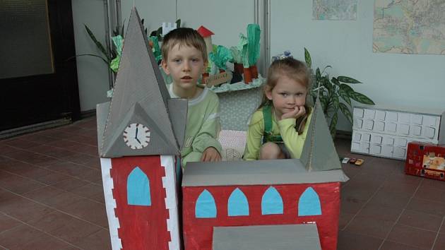 Děti z mateřské školy s papírovým modelem kostela.