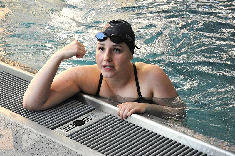 Foto ze soutěže ve štafetovém plavání seniorů „Přeplavme svůj La Manche“ v teplickém Beethovenu. V Teplicích se zapojili Senzační senioři - Klub Zvonkohra. Patronkou štafetového plavání je Lucie Leišová, přemožitelka Gibraltaru a nadšená podporovatelka pl