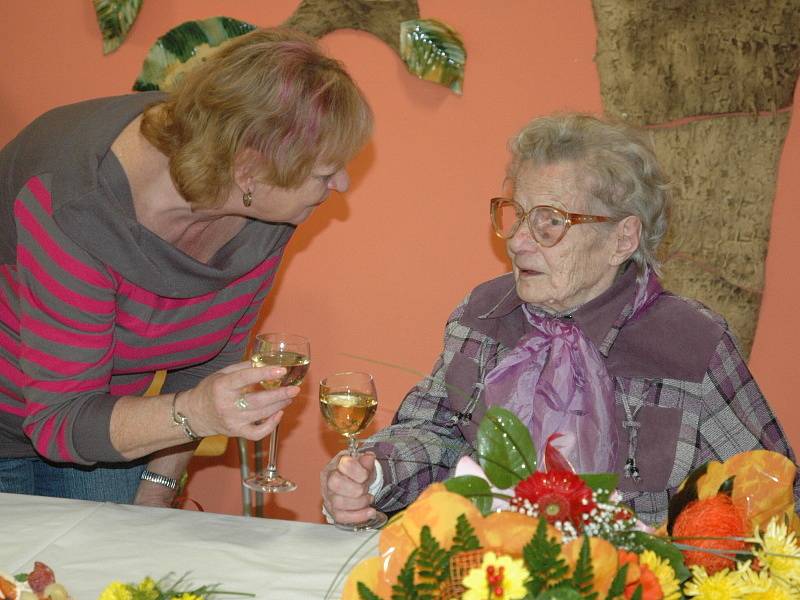 Josefina Šubiková oslavila sté narozeniny. Komu se to poštěstí?