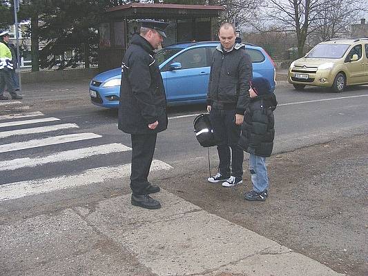 Policejní akce Zebra se za tebe nerozhlédne, v Žalanech u školy.