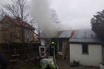 Požár zahradní chatky v Košťanech.