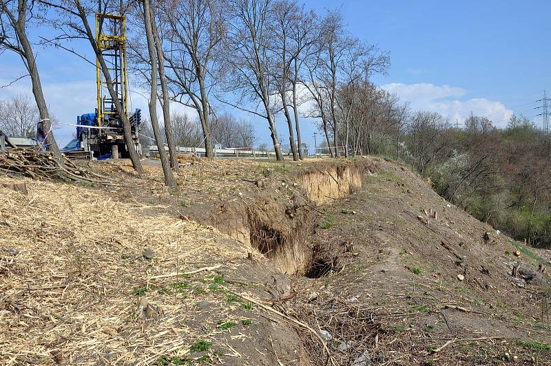 Na silnici I/13 mezi Bílinou a Teplicemi musí řidiči stále počítat s omezením u Hostomic.