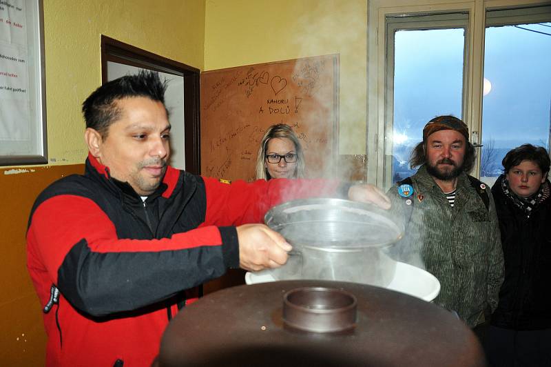 Lanovka jela na Komáří vížku i o Štědrý den. Šlo o tradiční akci, lidé dostali svařák zdarma.