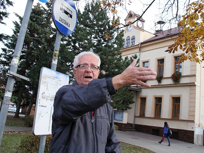 Obec Újezdeček, Josef Punčochář. Žije tu už 80. let, nelíbí se mu, jak se obec zadlužuje. Proto chtěl ve volbách změnu. Volil opozici stávajícího vedení obce.
